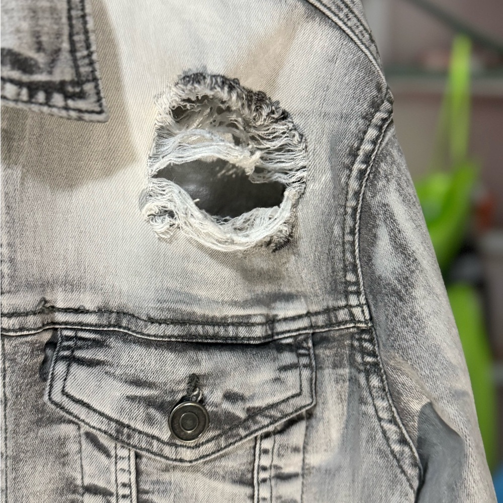From Buckle Men's/women’s Distressed Denim Jacket- sold at Buckle- stretchy - Picture 4 of 13